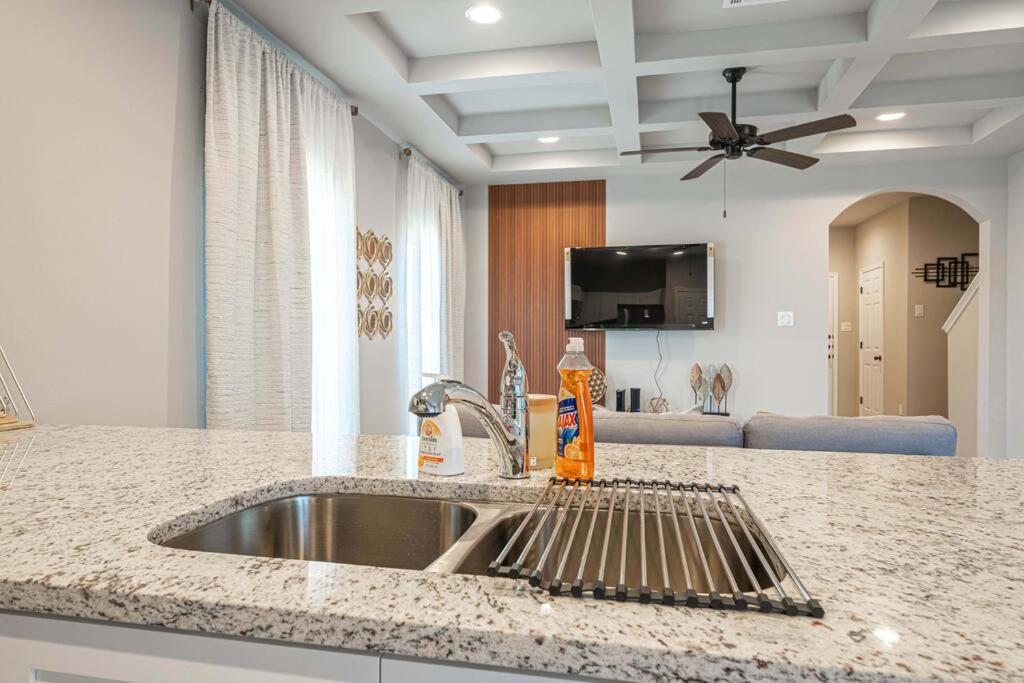 Gorgeous, Brand New 3 Bedrooms Home- Built 2024, Near Seaworld & Lackland Afb San Antonio Exterior foto