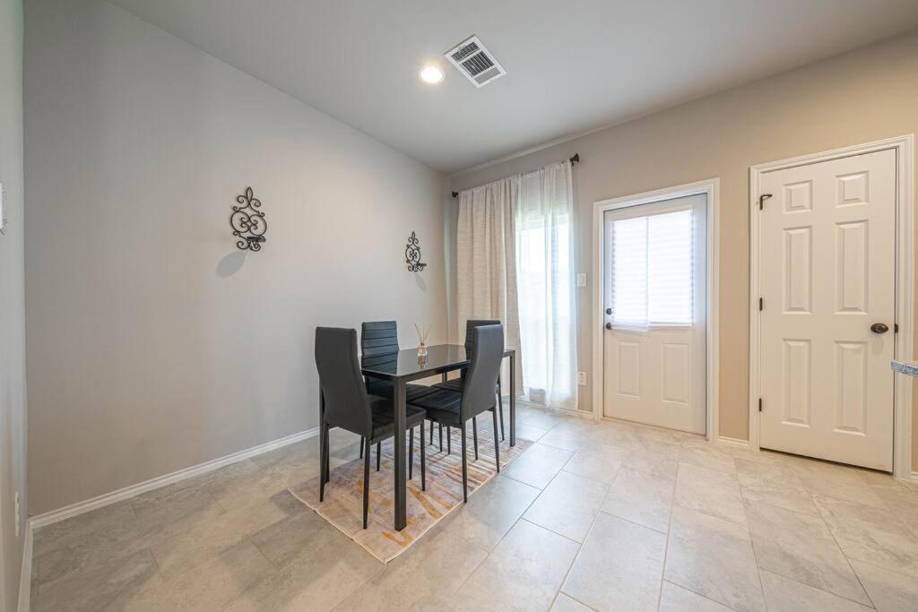 Gorgeous, Brand New 3 Bedrooms Home- Built 2024, Near Seaworld & Lackland Afb San Antonio Exterior foto